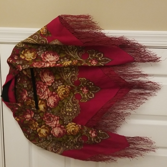 Gorgeous scarf/wrap - Picture 2 of 11